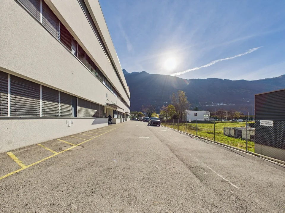 SPAZIO COMMERCIALE CON GRANDE ROOFTOP E 2 POSTI AUTO INCLUSI
