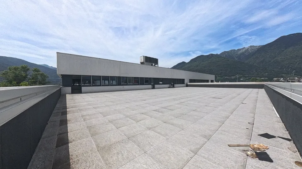 SPAZIO COMMERCIALE CON GRANDE ROOFTOP E 2 POSTI AUTO INCLUSI
