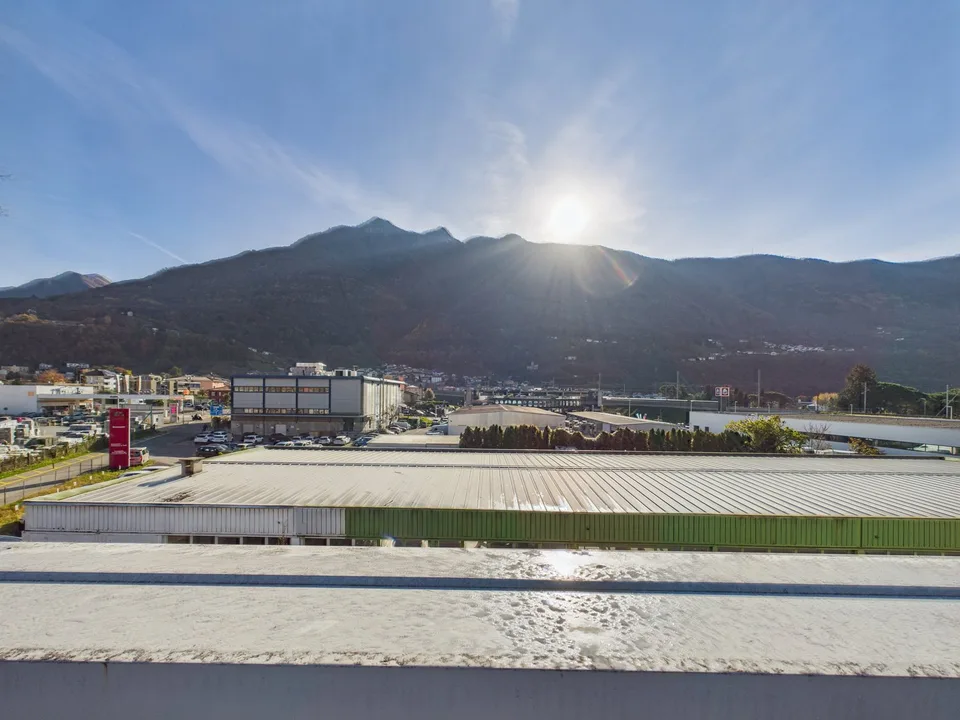 SPAZIO COMMERCIALE CON GRANDE ROOFTOP E 2 POSTI AUTO INCLUSI