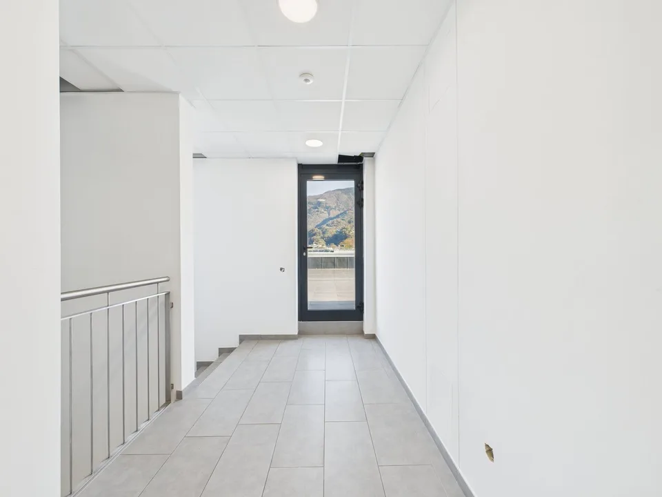SPAZIO COMMERCIALE CON GRANDE ROOFTOP E 2 POSTI AUTO INCLUSI – photo 16 sur 25