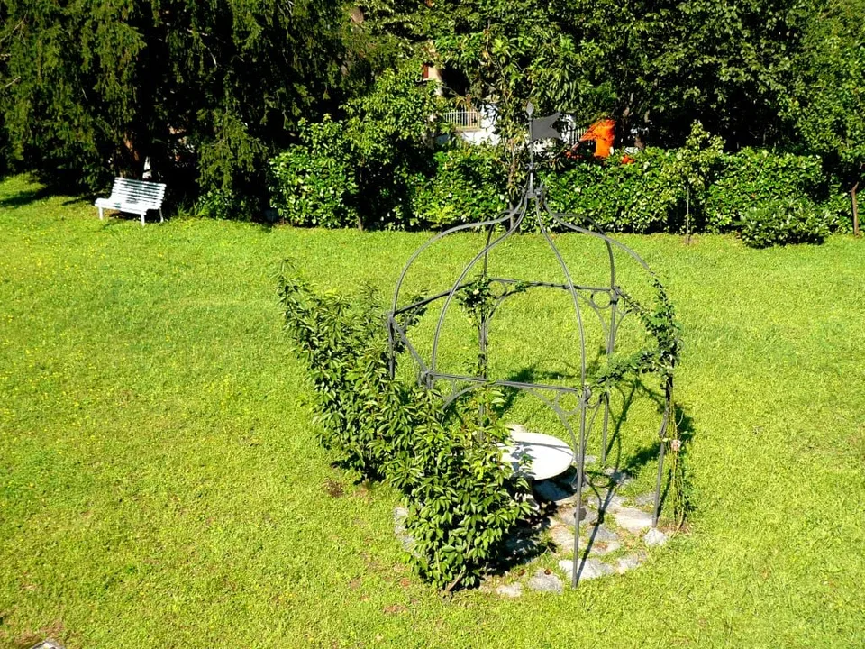 Luxusvilla in gefragter Wohngegend mit Pool, großem Grundstück und Traumseeblick