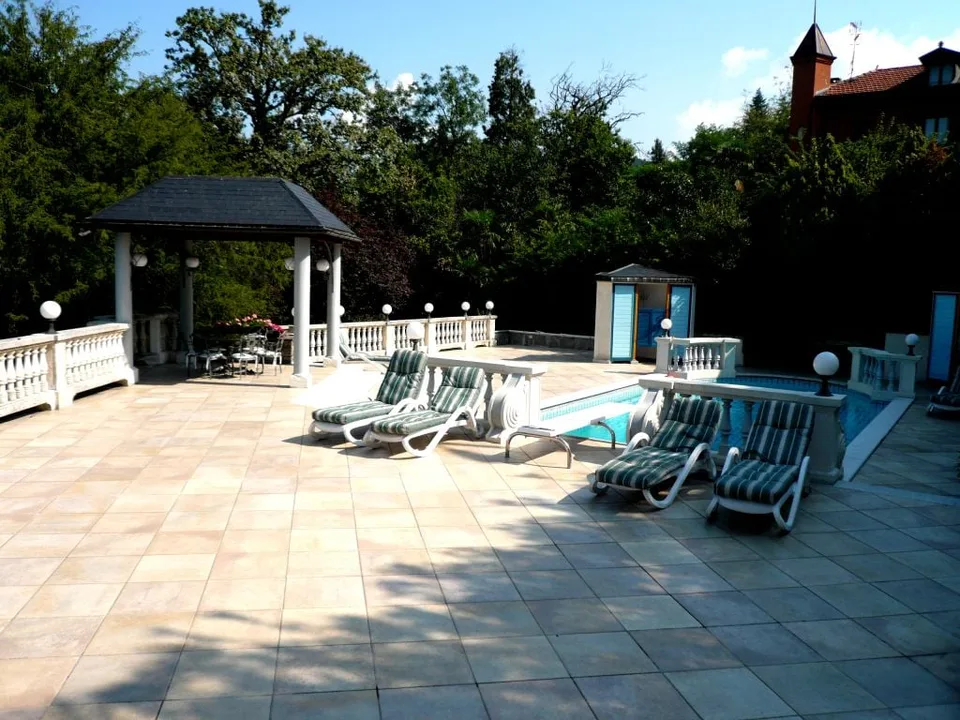 Luxusvilla in gefragter Wohngegend mit Pool, großem Grundstück und Traumseeblick – Foto 11 von 11