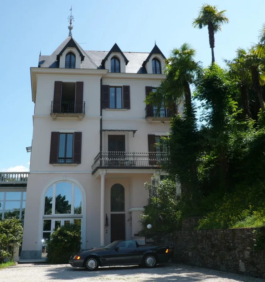 Luxusvilla in gefragter Wohngegend mit Pool, großem Grundstück und Traumseeblick