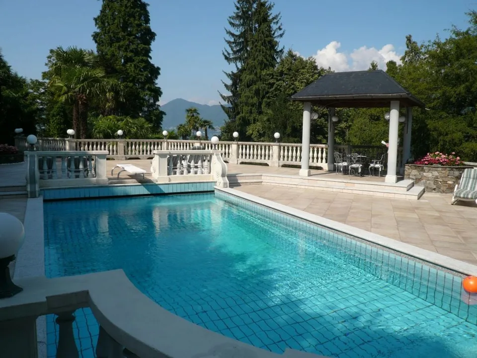 Luxusvilla in gefragter Wohngegend mit Pool, großem Grundstück und Traumseeblick – Foto 10 von 11