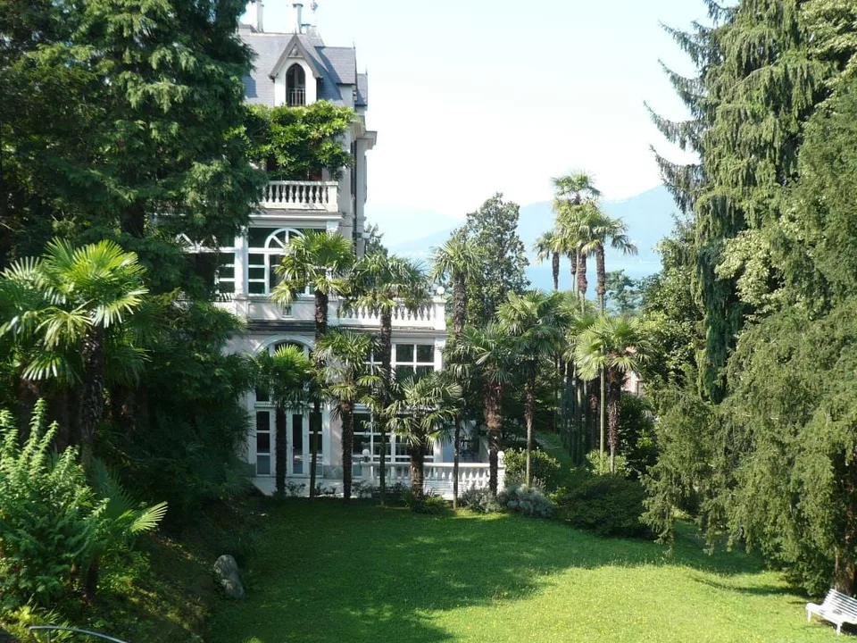 Luxusvilla in gefragter Wohngegend mit Pool, großem Grundstück und Traumseeblick
