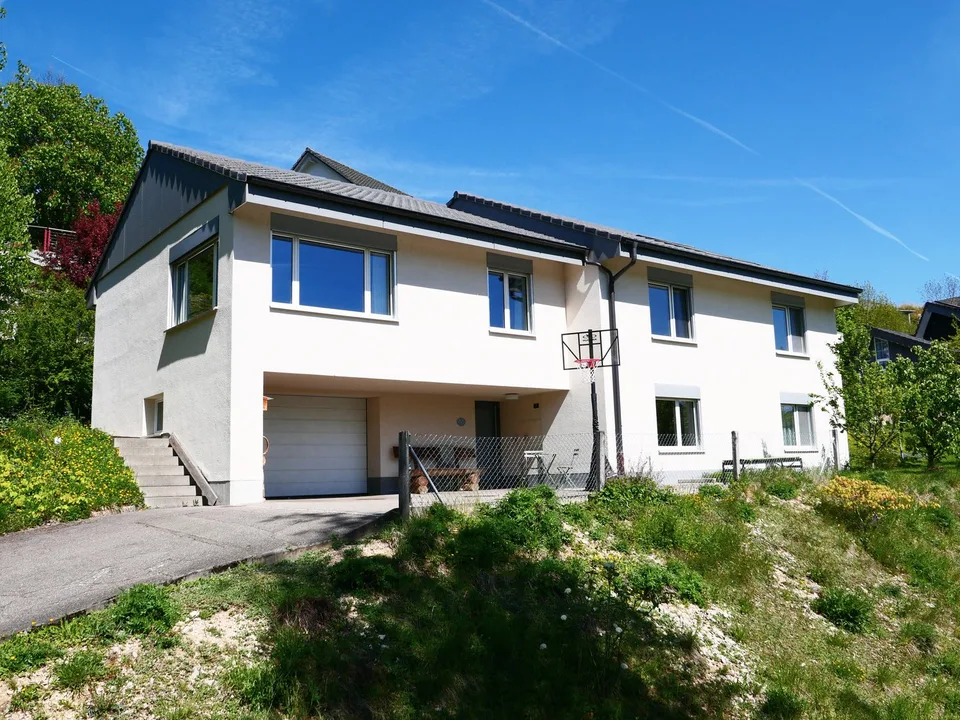 Gepflegtes, freistehendes 7 1/2-Zi'Einfamilienhaus mit grosszügigem Umschwung ... RESERVIERT !