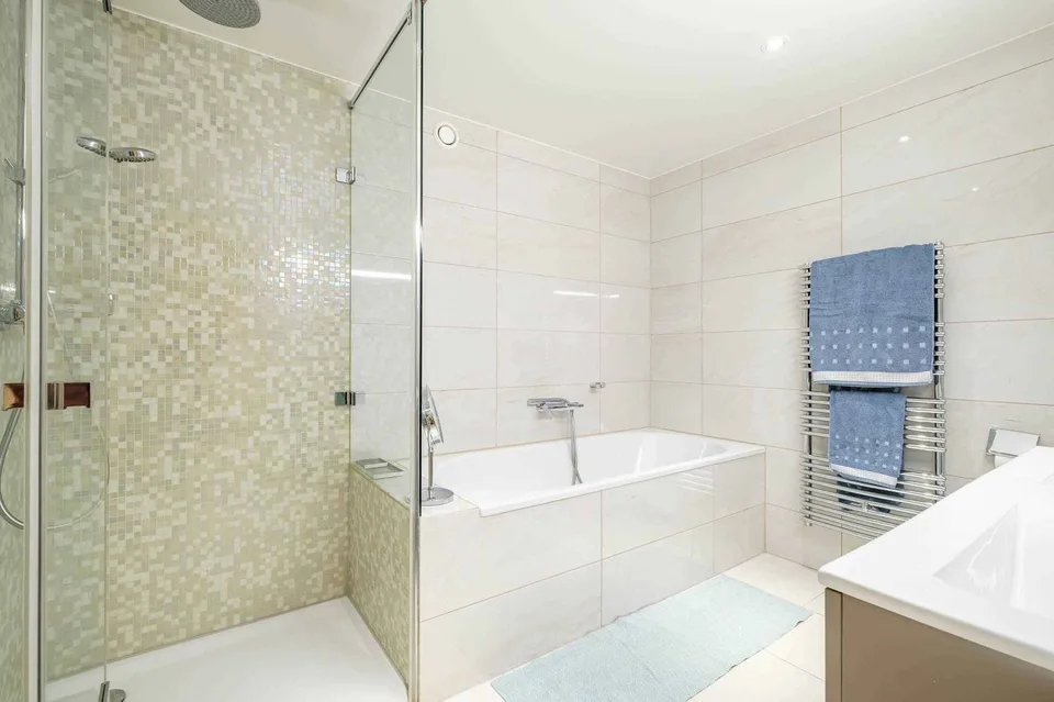In esclusiva! Bellissimo appartamento di 5 locali con terrazza in una residenza di lusso