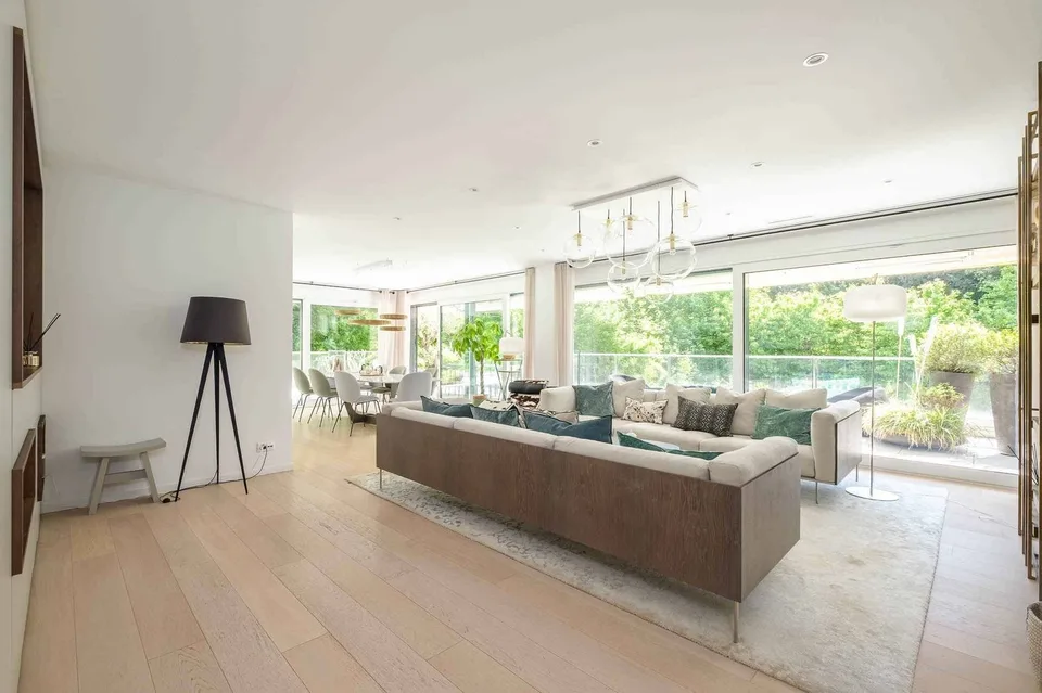 In esclusiva! Bellissimo appartamento di 5 locali con terrazza in una residenza di lusso