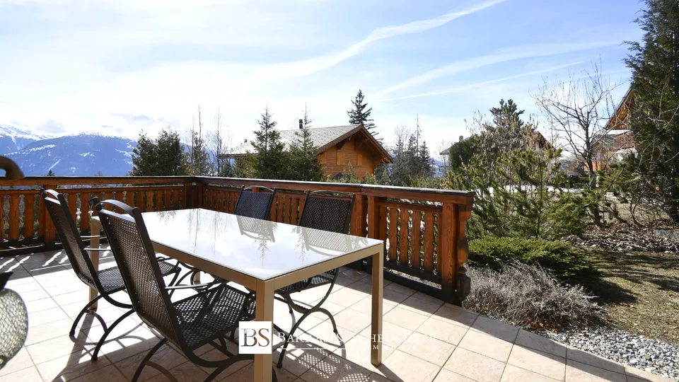 Chalet mit unabhängigem Studio, 2 Garagen und Aussicht – Foto 8 von 13