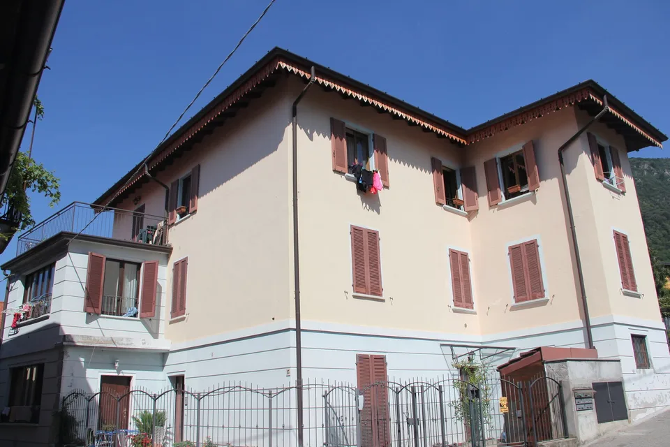 Gepflegte 2,5-Zimmer-Wohnung mit großer Terrasse und schönem Seeblick in sonniger Lage