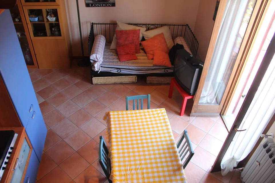 Appartement 2,5 pièces entretenu avec grande terrasse et belle vue sur le lac en situation ensoleillée