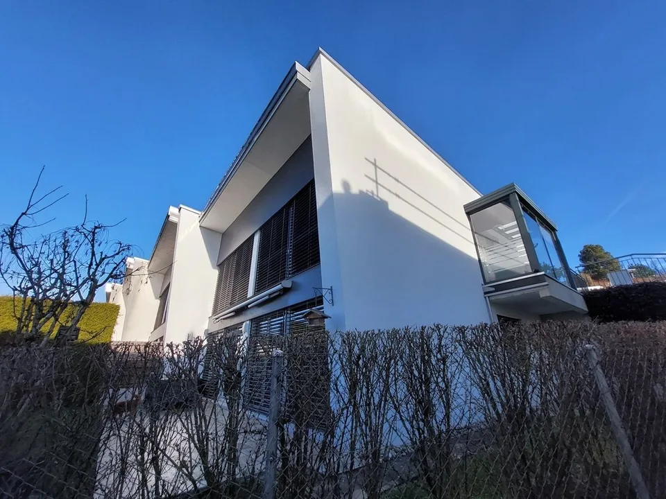 Villa contemporaine agrémentée d'un jardin privatif et d'une place de parc intérieure.