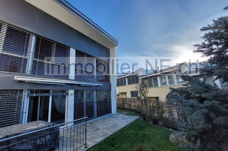 Villa contemporaine agrémentée d'un jardin privatif et d'une place de parc intérieure.