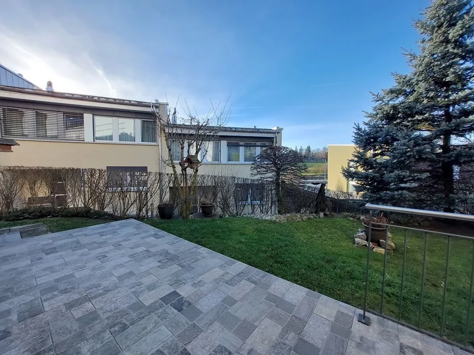 Villa contemporaine agrémentée d'un jardin privatif et d'une place de parc intérieure.