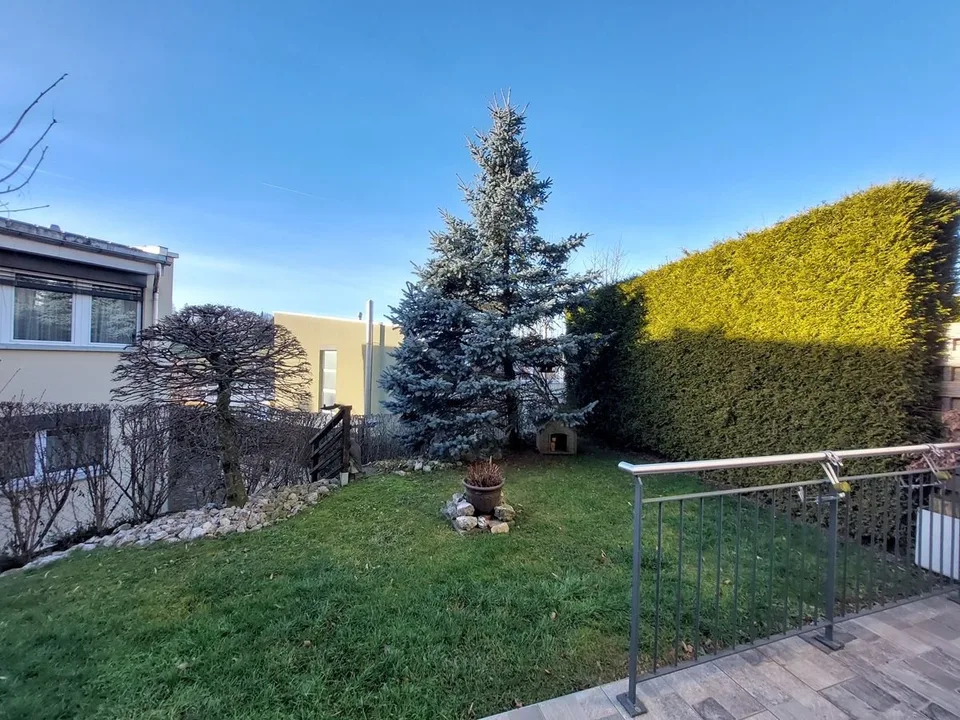 Villa contemporaine agrémentée d'un jardin privatif et d'une place de parc intérieure.