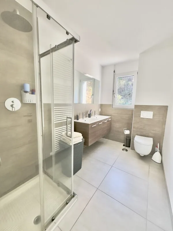 4 ½-Zimmer-Wohnung mit Panoramaterrasse und 2 Parkplätzen – Foto 8 von 9