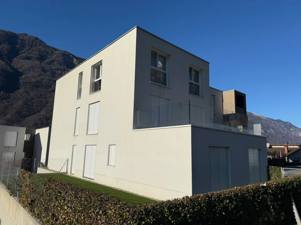 Moderno appartamento di 3.5 locali a Claro con vista panoramica