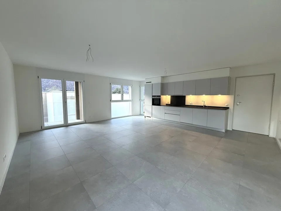 Moderno appartamento di 3.5 locali a Claro con vista panoramica
