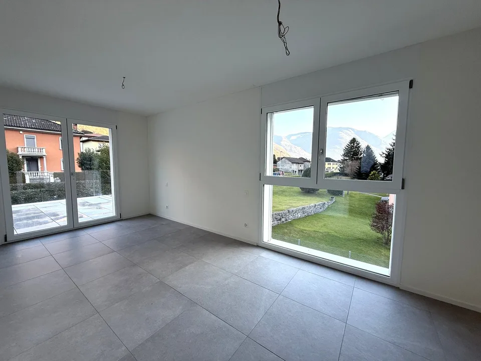 Moderno appartamento di 3.5 locali a Claro con vista panoramica