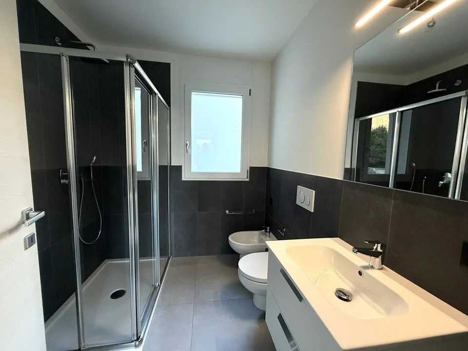 Modernes 3.5-Zimmer-Apartment in Claro mit Panoramablick – Foto 7 von 8