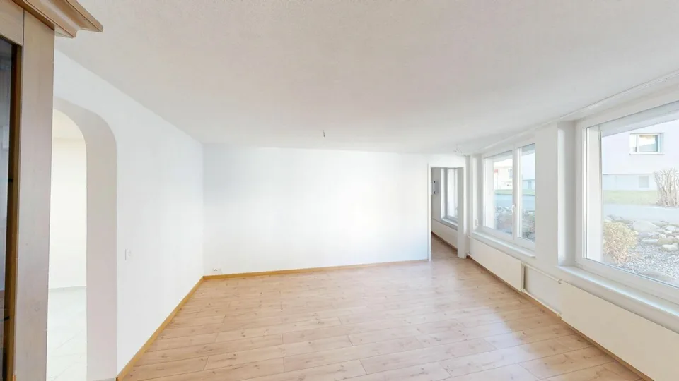Aussergewöhnliche 3.5-Zimmer-Wohnung mit separatem Eingang & Garage inklusive