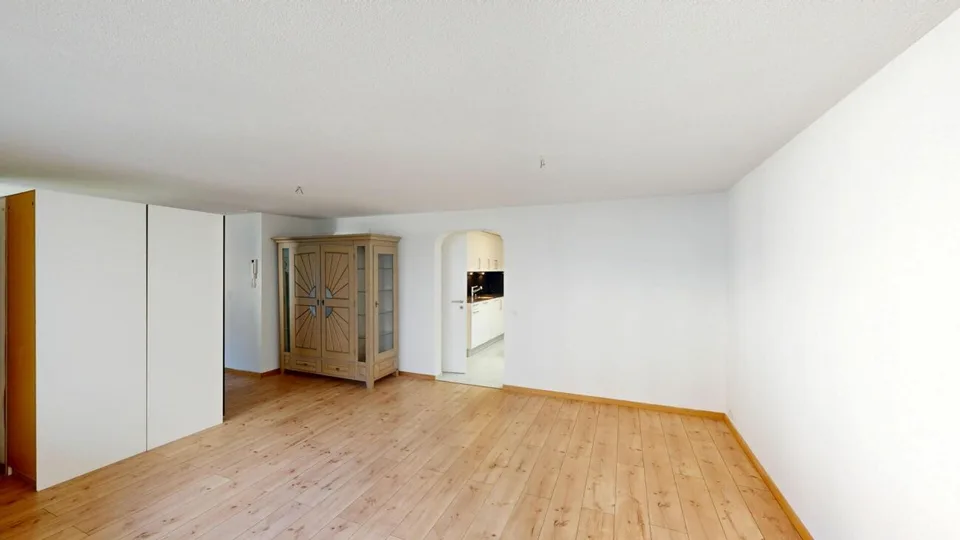 Aussergewöhnliche 3.5-Zimmer-Wohnung mit separatem Eingang & Garage inklusive