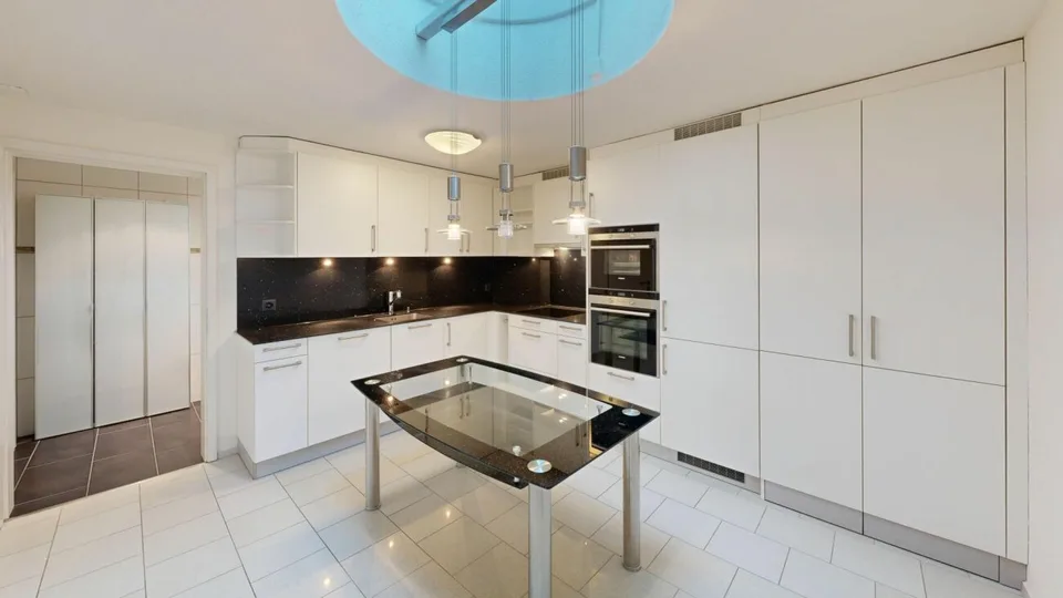 Aussergewöhnliche 3.5-Zimmer-Wohnung mit separatem Eingang & Garage inklusive