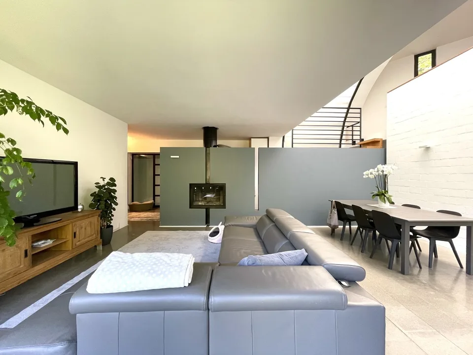 CASA UNIFAMILIARE IMMERSA NEL VERDE