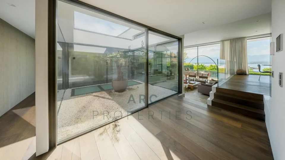 ANIÈRES - VILLA CONTEMPORANEA CON ACCESSO PRIVATO AL LAGO