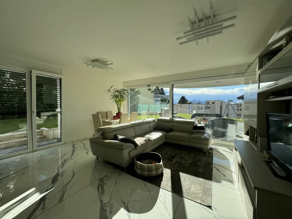 Moderno 4,5 locali con giardino