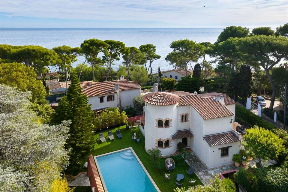 POSIZIONATA SUL VERSANTE ORIENTALE CON VISTA MARE