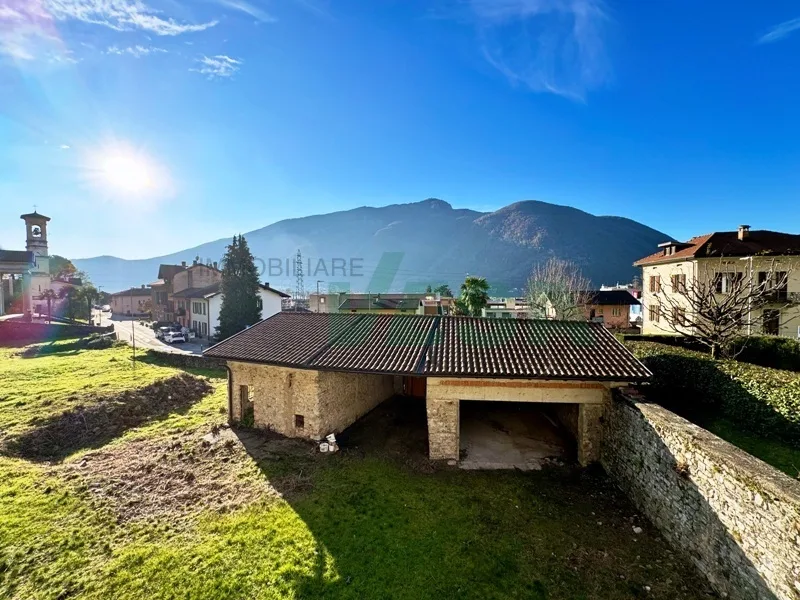 Bel terreno edificabile in splendida posizione tranquilla e soleggiata