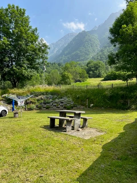 Mesocco, zone Andergia, maison avec rustique adjacent à vendre dans un quartier calme et ensoleillé.