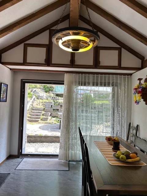 Mesocco, zone Andergia, maison avec rustique adjacent à vendre dans un quartier calme et ensoleillé.