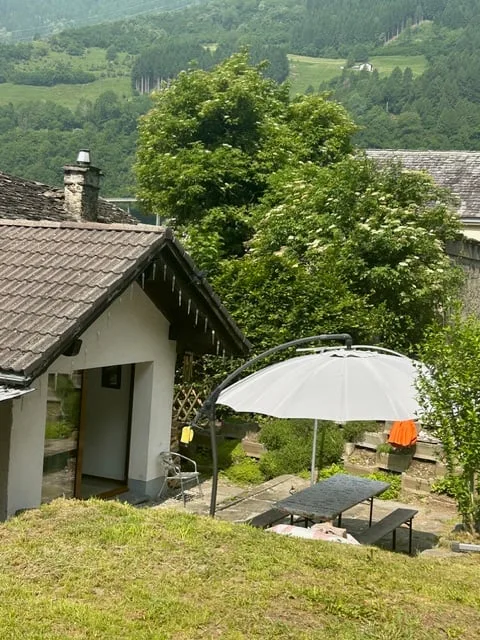 Mesocco, zone Andergia, maison avec rustique adjacent à vendre dans un quartier calme et ensoleillé.