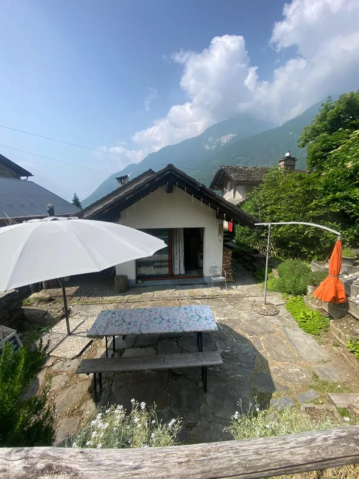 Mesocco, zone Andergia, maison avec rustique adjacent à vendre dans un quartier calme et ensoleillé.