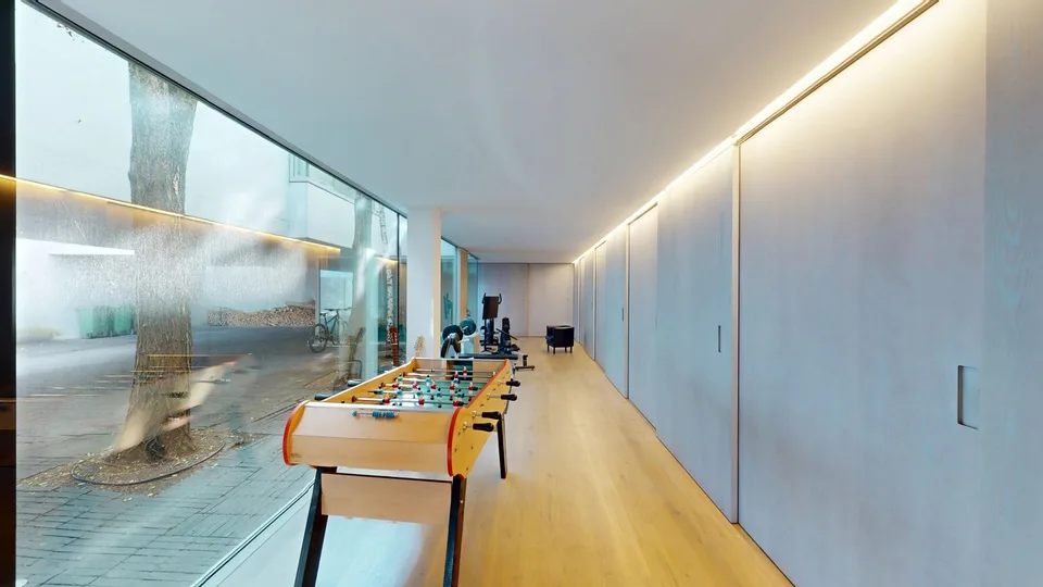 Locaux inondés de lumière dans une architecture ouverte avec grand courtyard intérieur et piscine dans un excellent emplacement