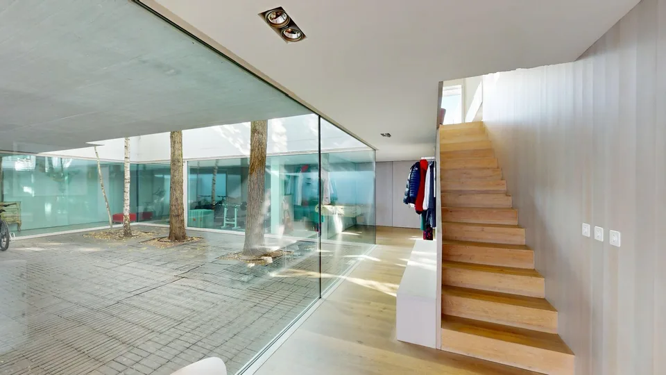 Locaux inondés de lumière dans une architecture ouverte avec grand courtyard intérieur et piscine dans un excellent emplacement