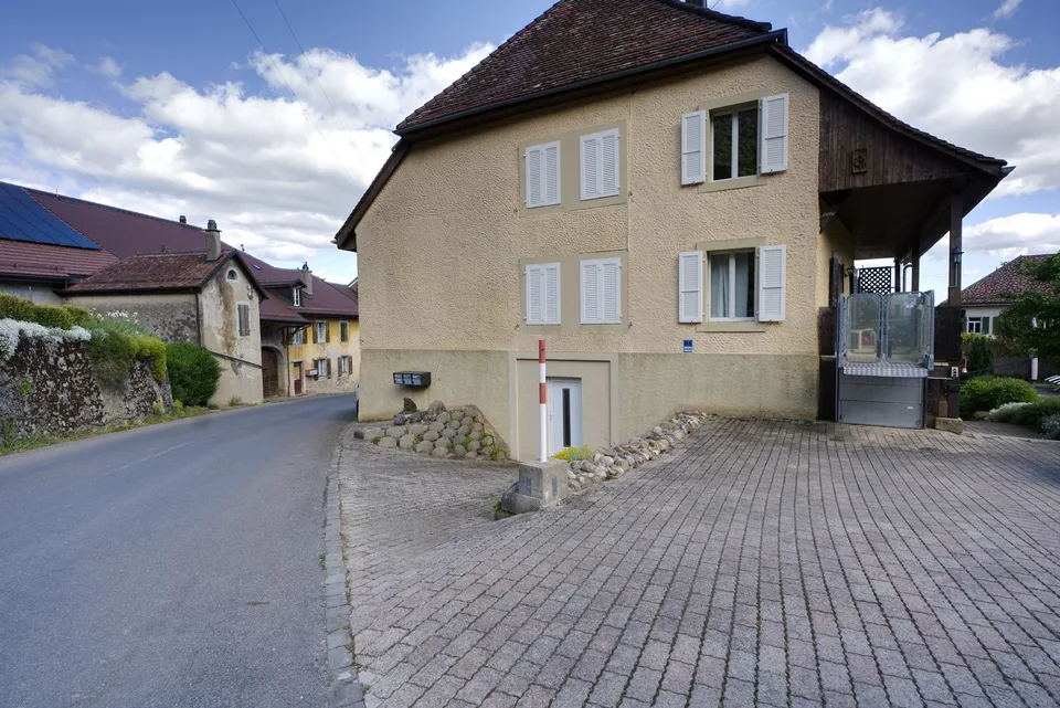 Bauernhaus von 1714 -- Drei Wohnungen, Triplex für die Familie und zwei 2-Zimmer-Wohnungen