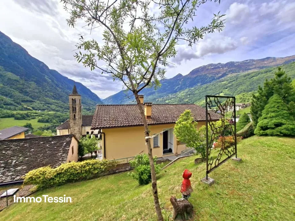 Sonniges Haus mit wunderschöner Aussicht in die Tessiner Natur mit grossem Aussenbereich zwischen Bellinzona und dem Lukmanier Pass