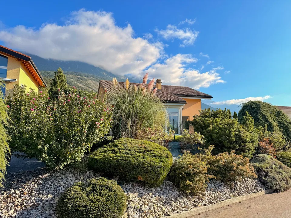 Villa individuale affascinante con giardino d'inverno - quartiere residenziale tranquillo