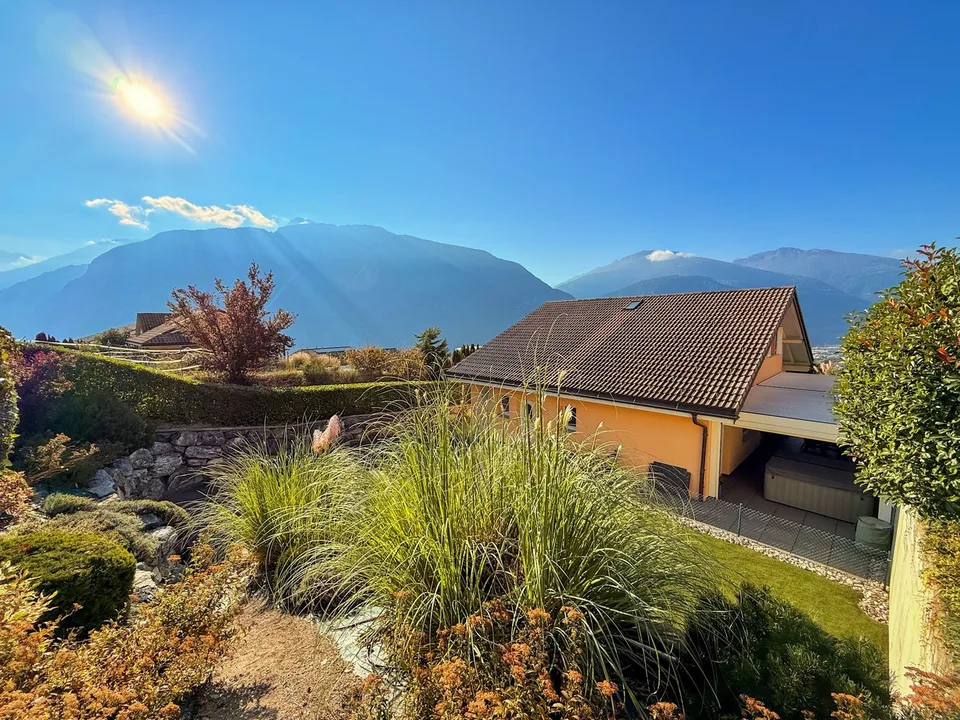 Villa individuale affascinante con giardino d'inverno - quartiere residenziale tranquillo