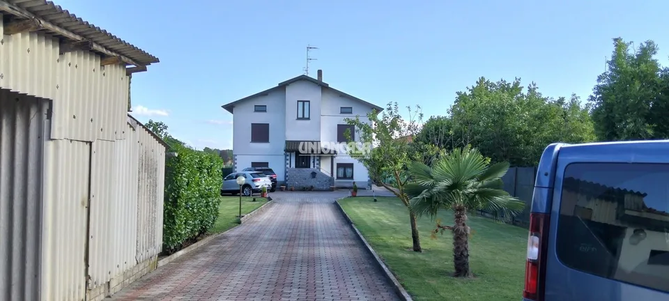 Villetta Bifamiliare in Vendita a Valmorea – Ampi Spazi e Giardino Privato