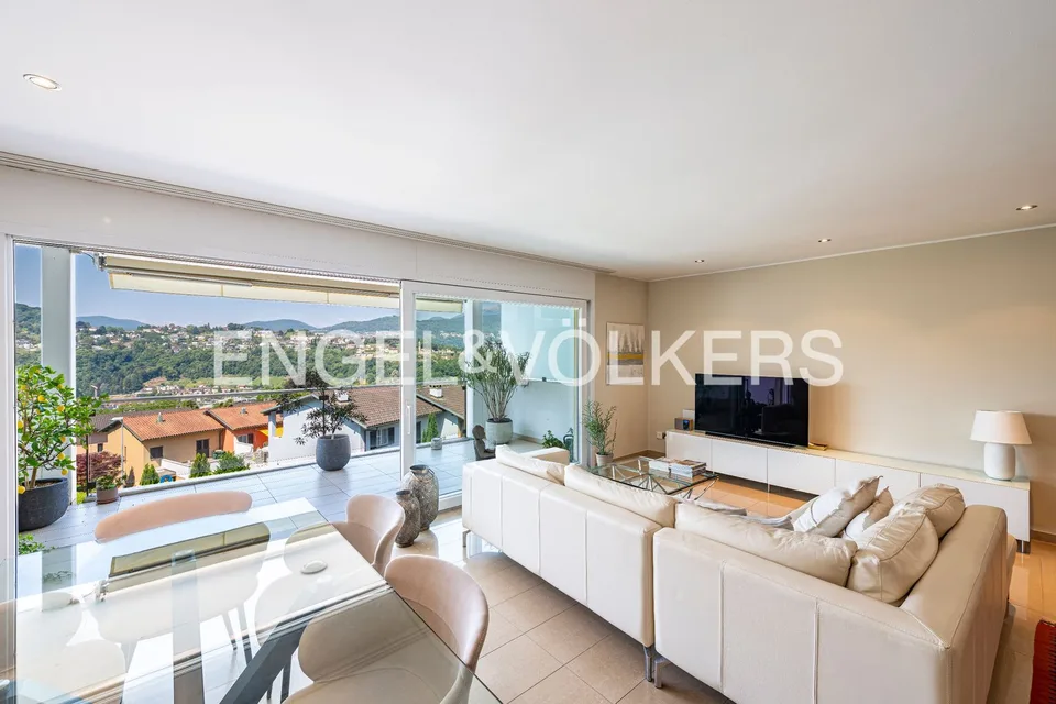 Moderno appartamento con terrazza e vista aperta
