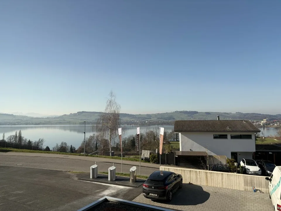 Ready-to-move-in new apartment with lake view – photo 11 of 12
