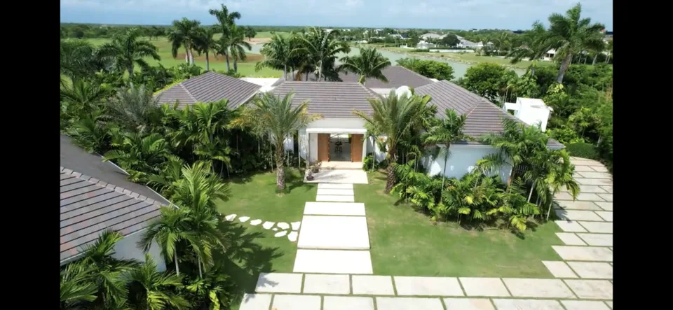 Traumhaft, karibisches Anwesen im modernen Stil direkt auf dem Golfplatz in Santo Domingo