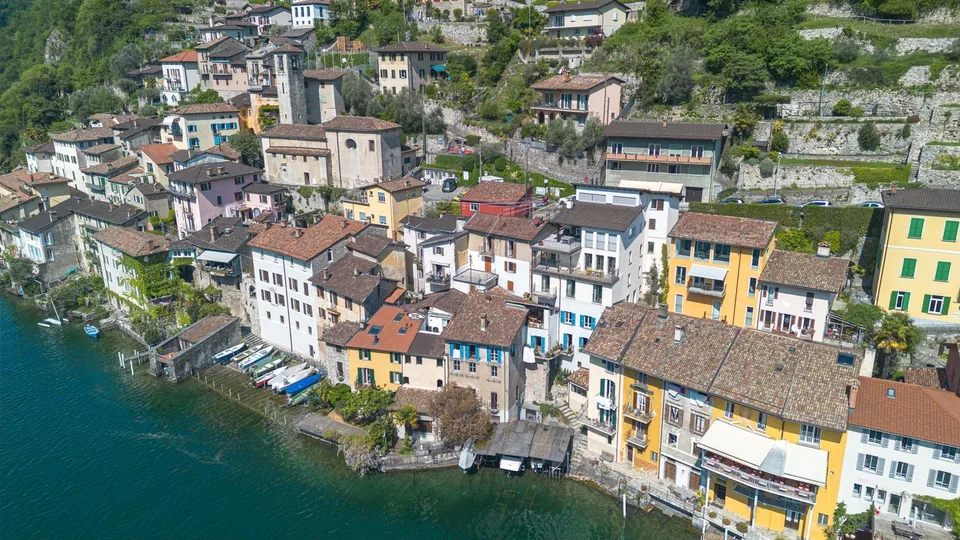 Casa fronte lago da ristrutturare e con progetto approvato a Gandria