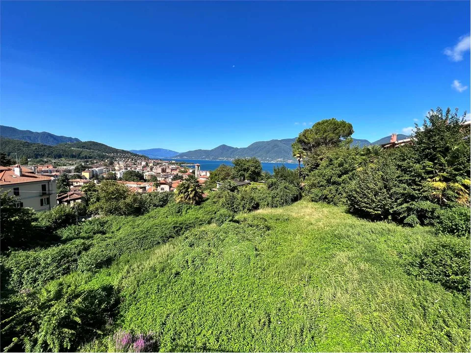 Bel terrain constructible dans un endroit calme et ensoleillé avec une