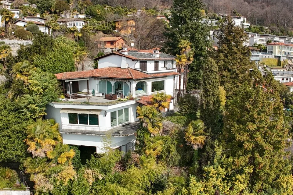 Villa con grande terreno edificabile e vista sul Lago Maggiore