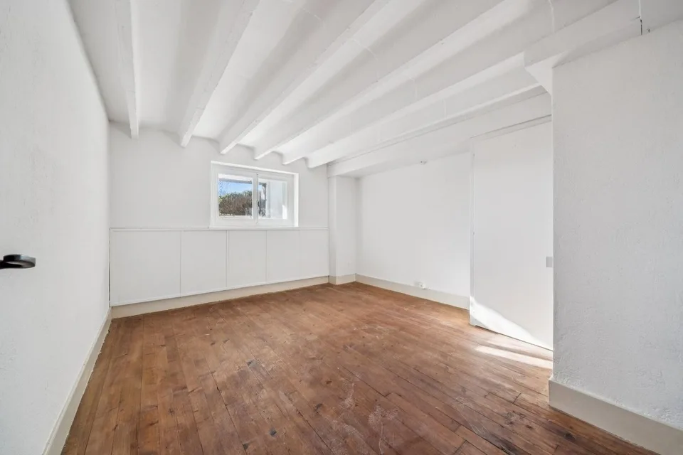 In einem Einfamilienhaus, 4 1/2 Zimmer mit Terrasse und privatem Garten – Foto 10 von 13